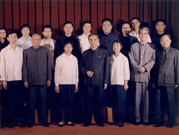 周恩來聽取下屬意見：一杆子插到底，不以級別為重