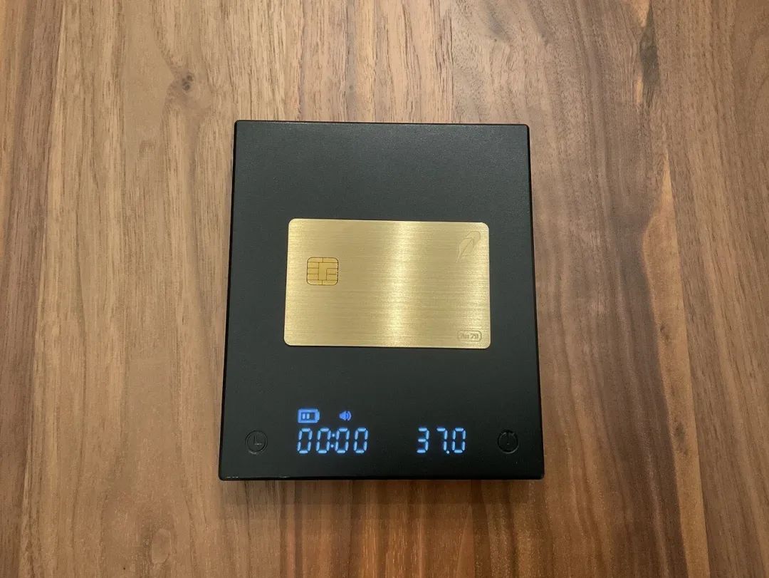 【RobinhoodGold限量版純金卡36g！】信用卡重量排行榜