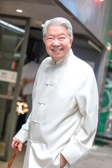 83歲蔡瀾安葬新加坡！來看看他筆下的海南雞飯和咖哩魚頭