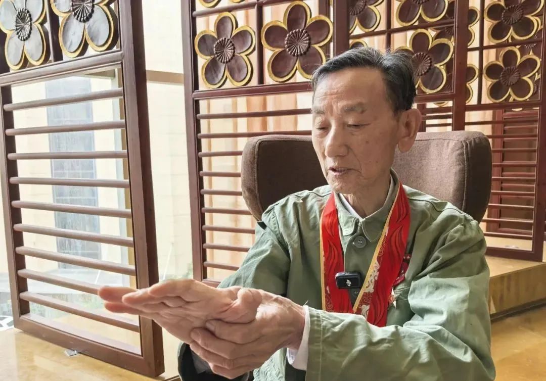 “老師傅，您把項鍊摘了做CT……”他的回答讓人淚目