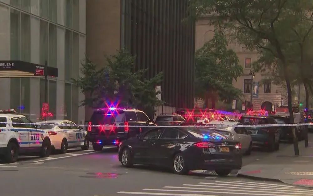 突發！紐約曼哈頓發生槍擊，警察在內至少6人中槍！嫌疑人已死亡！事發區域系曼哈頓核心金融區….