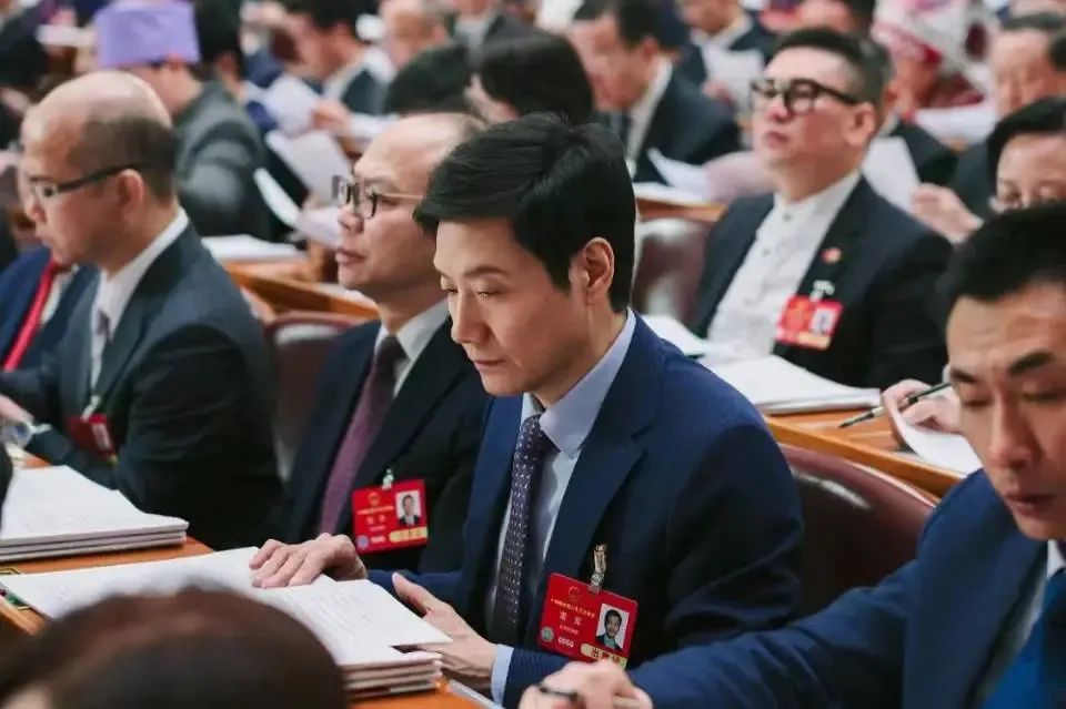 兩會上的雷軍，慌了！
