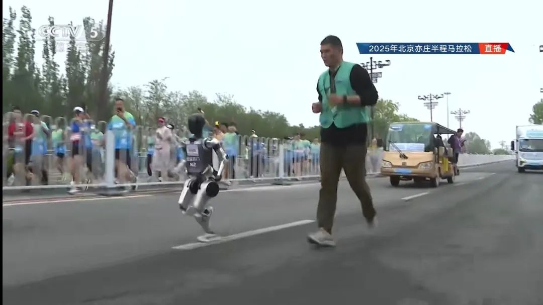 全球首場機器人馬拉松開跑/曝蘋果專利將改善iPhone拍照「鬼影」/認養一頭牛：爭議廣告暫不考慮撤掉
