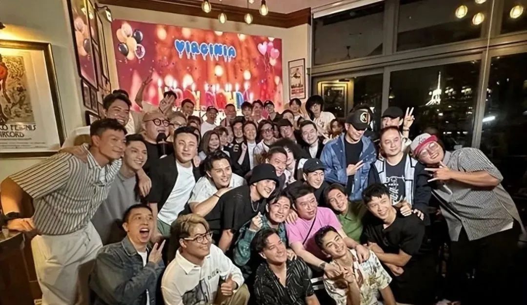 72歲曾志偉和25歲女星合影，姿勢不雅惹爭議！此前曾因給電詐頭目慶生道歉