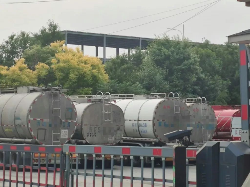震驚全國！大批內地人正在來香港搶油！
