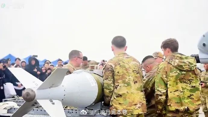 父慈子孝！駐韓美軍開放日“感人一幕”