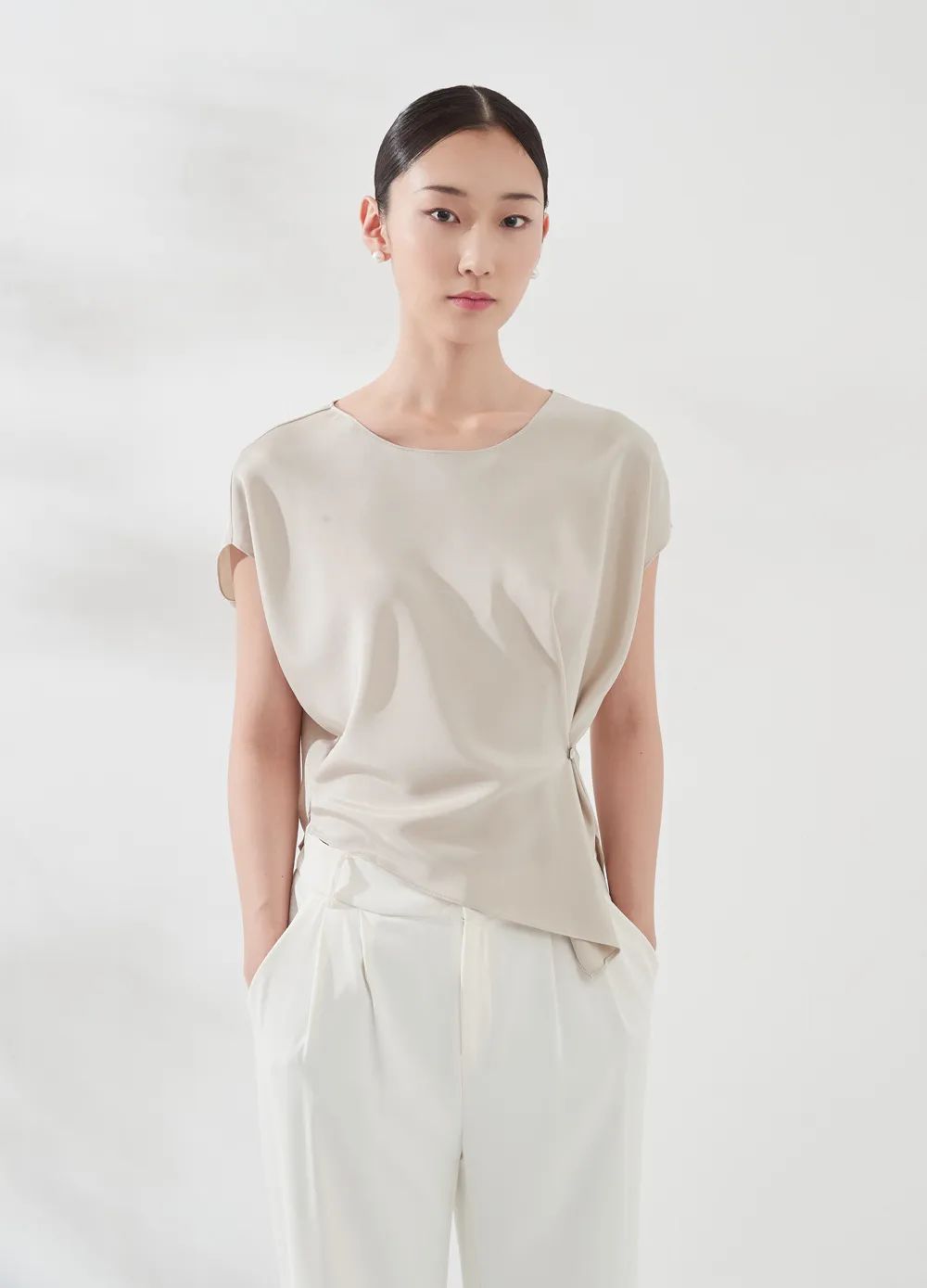 真絲質感夏裝，淡淡的珍珠光澤，純色也足夠美