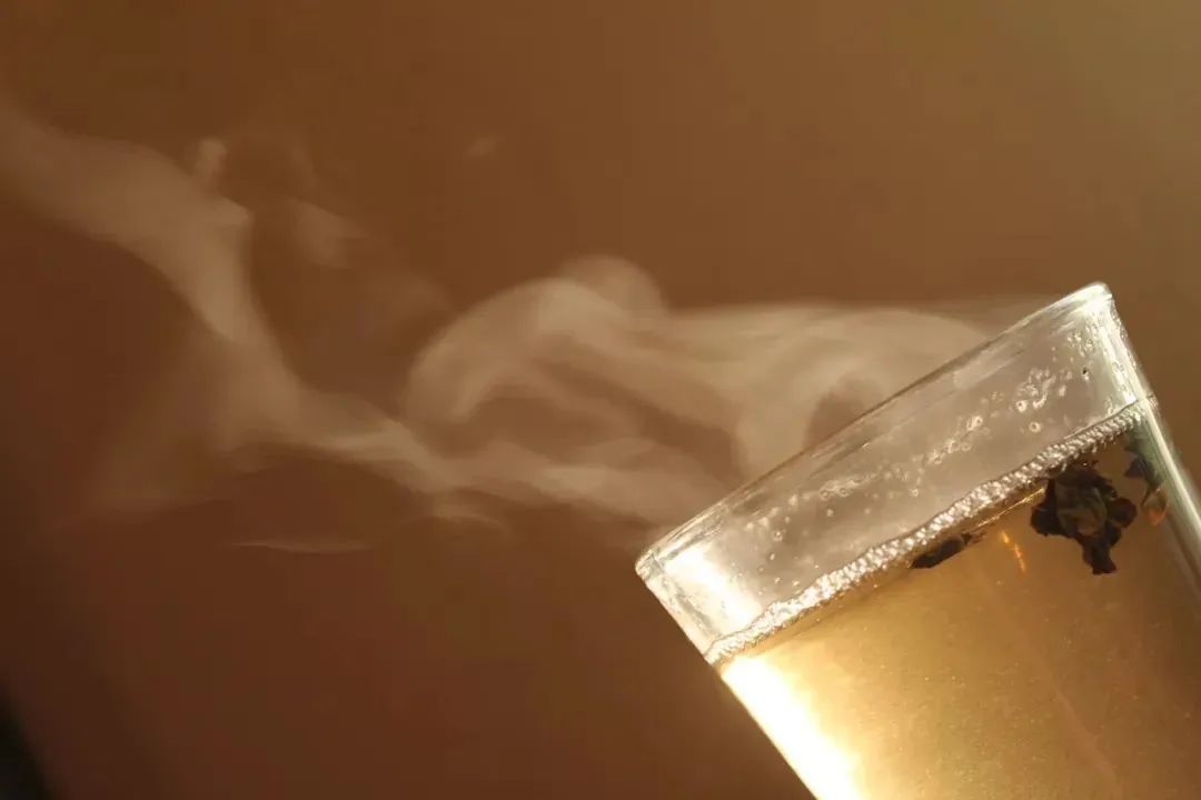 熱水和冷水一起放進冰箱，為什麼熱水能先結冰？物理學家終於有了嚴格證明