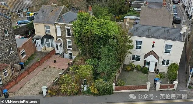 英國最亂花園曝光：“叢林”遮天蔽日、六輛廢車、一艘船，鄰居看傻了！