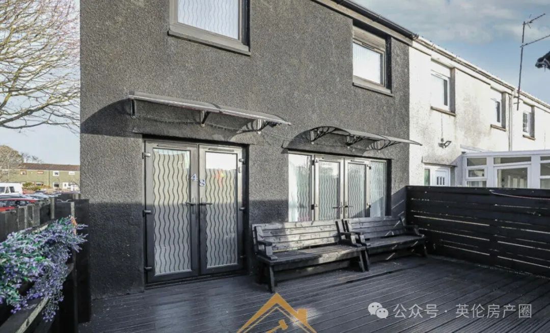 英國“有史以來最黑的房子”：地板、牆壁和天花板全是黑色……你能接受嗎？