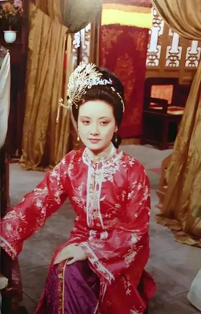 67歲鄧婕：繼子張默定居泰國，高調炫富，白白辜負了她多年的犧牲