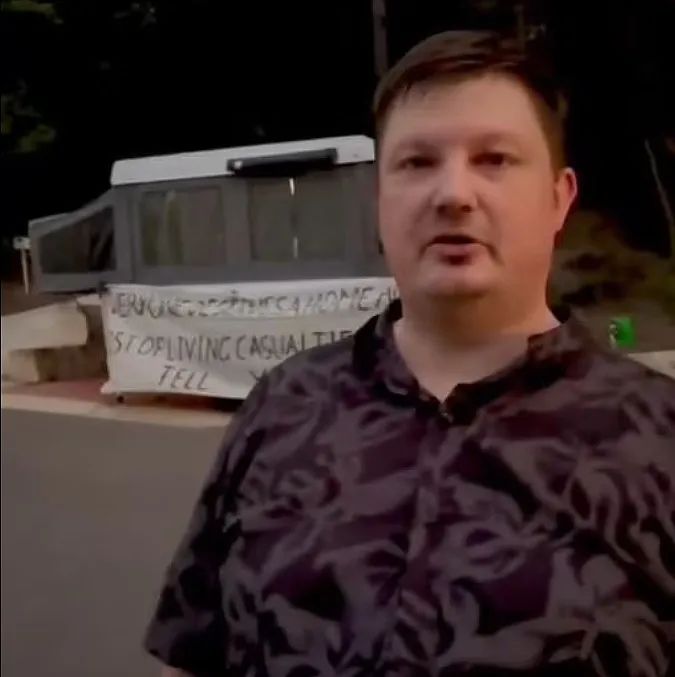 澳男面臨無家可歸，在艾博年$430萬家宅外搭帳篷抗議！當地人不高興了