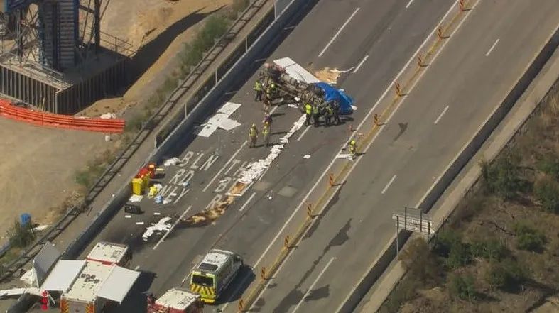 墨爾本高速出事！水泥攪拌車撞上護欄側翻，司機當場死亡！