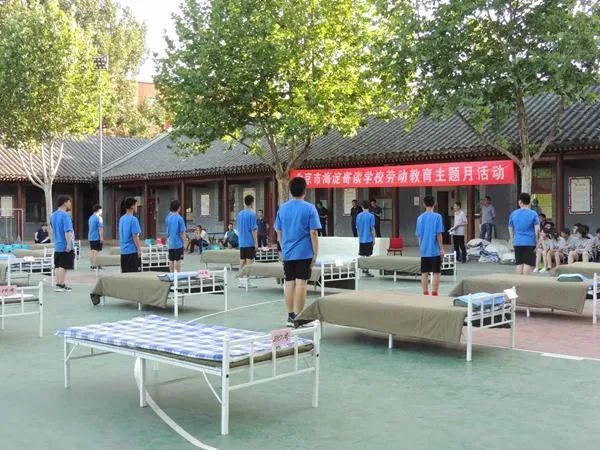 這間教室，後面有扇窗