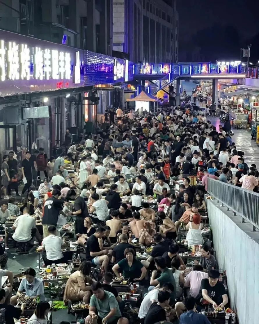 淄博燒烤火了！短短一個月躥紅網路，抓住了“流量風口”，小縣城也能搖身變頂流！