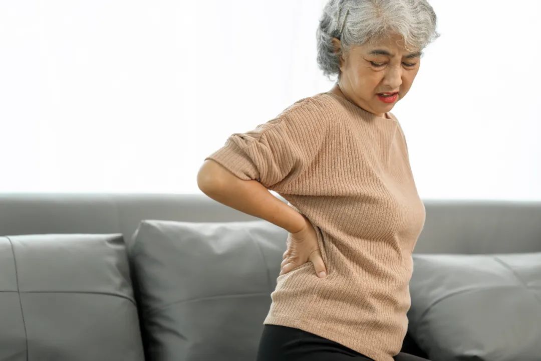 在中國，“老毛病，貼個膏藥就好”…媽媽們的隱形疼痛無人知道