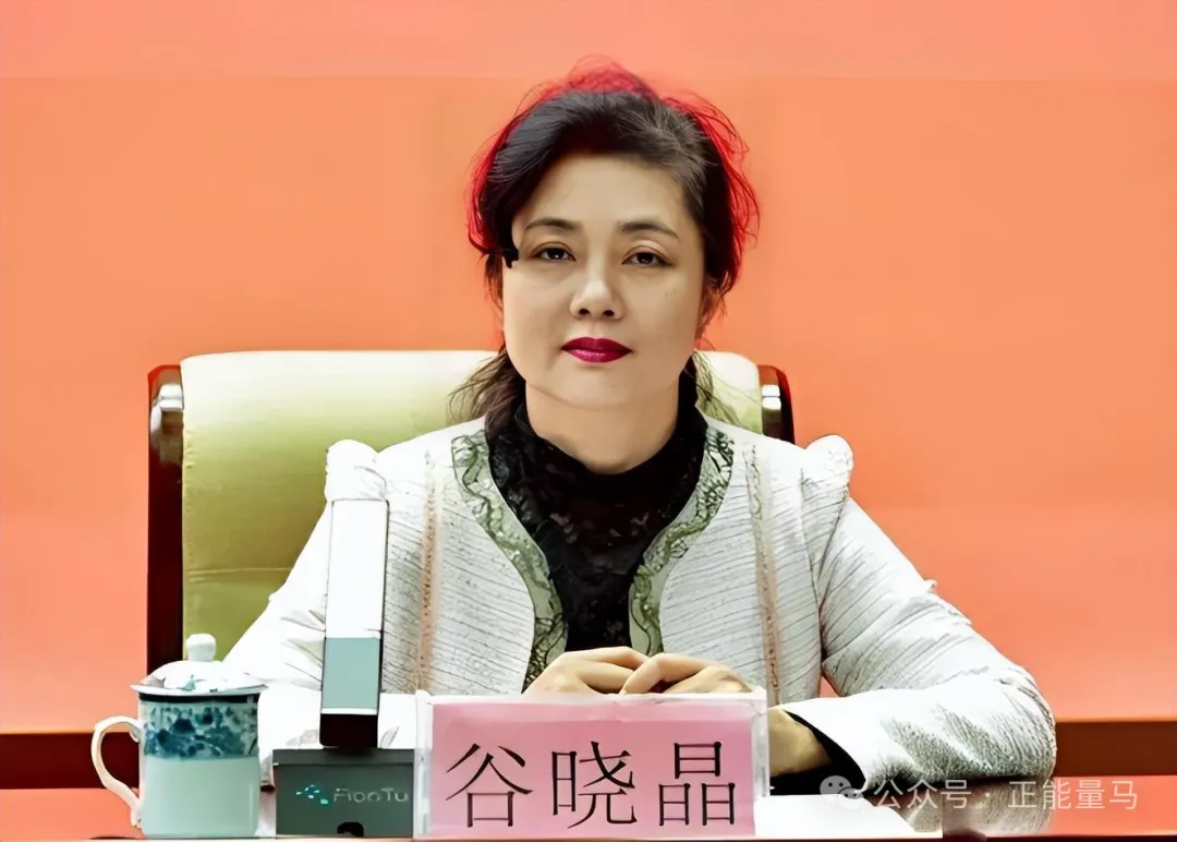 “最色女書記”谷曉晶：最愛腹肌男