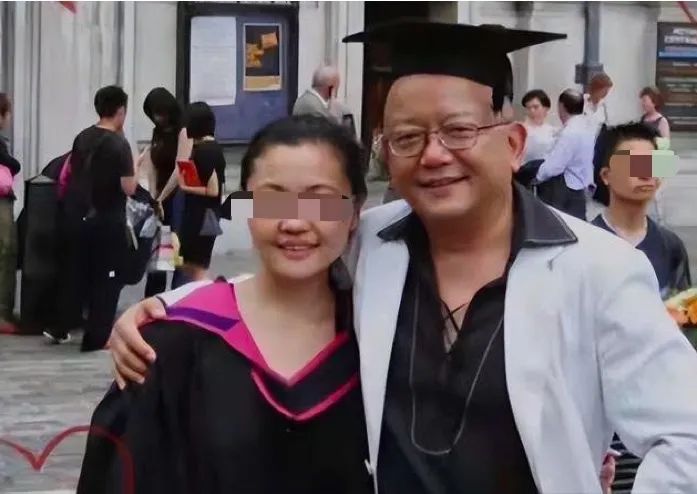 77歲王剛被傳移民美國？！兒子正讀高中，他已走上另一條人生大道…