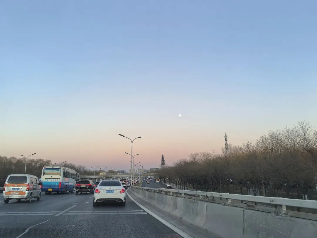 清溪奔快，不管青山礙