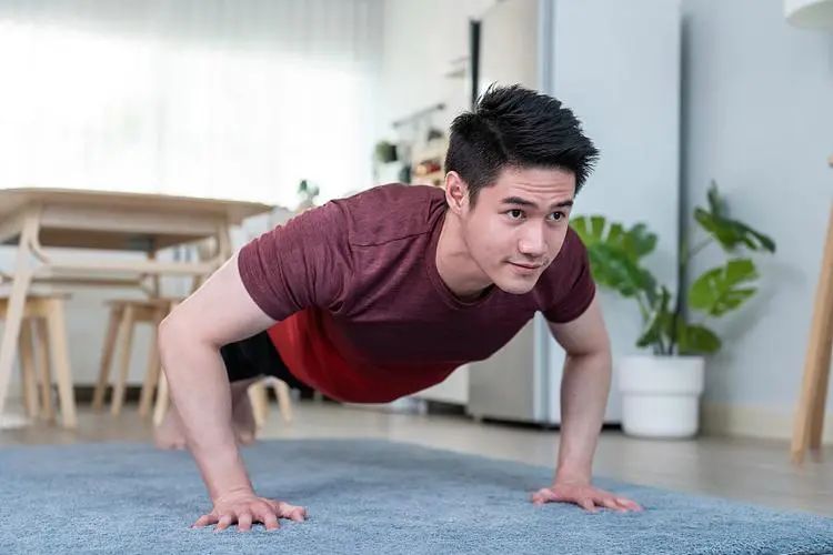 嘲笑他們、理解他們、活成他們～