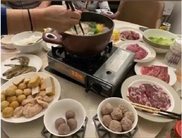 郭晶晶一家的晚餐照，打破豪門想象，網友：原來這才是富養！