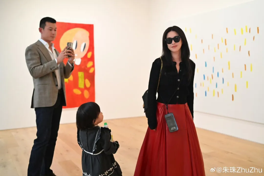 40歲朱珠帶3歲女兒逛畫展，丈夫罕見同框：一家人氣質絕了
