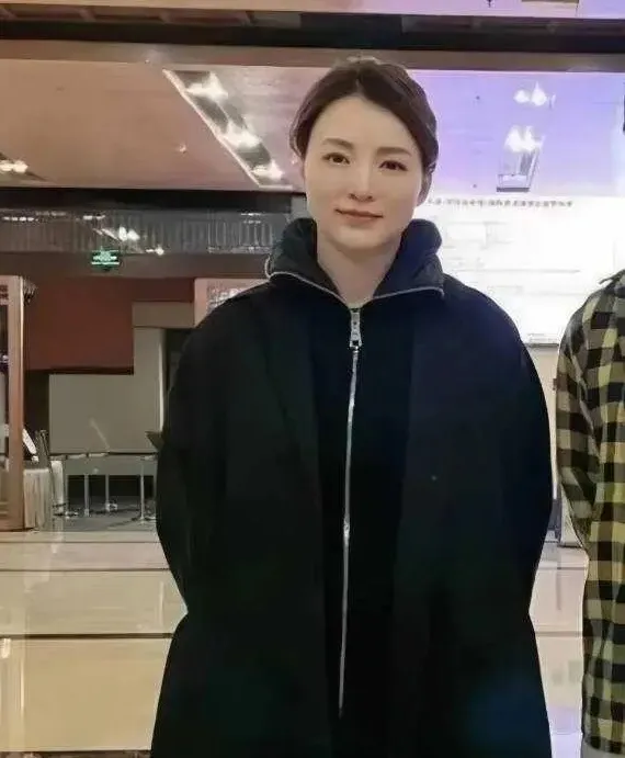 51歲董卿逛街被偶遇，路人合照氣質絕了：這才是女人的高階美