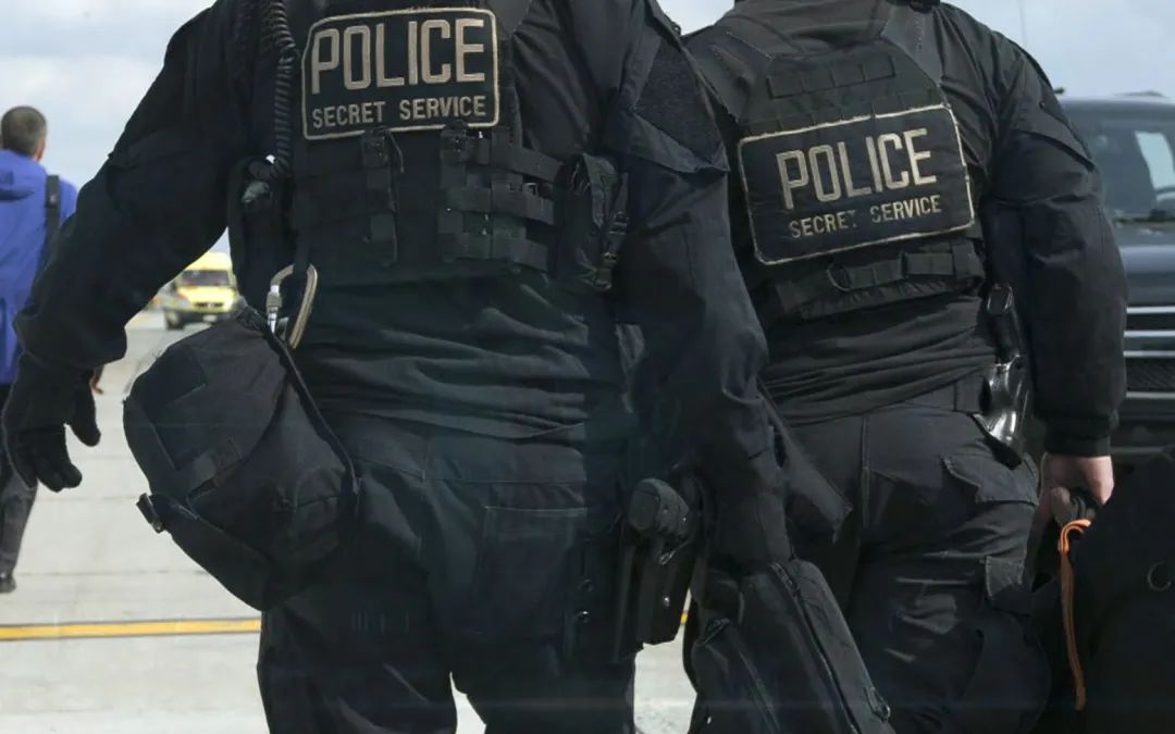 與殺手對峙警察認慫跑掉特勤局5漏洞差點要了川普老命這個女人要負責