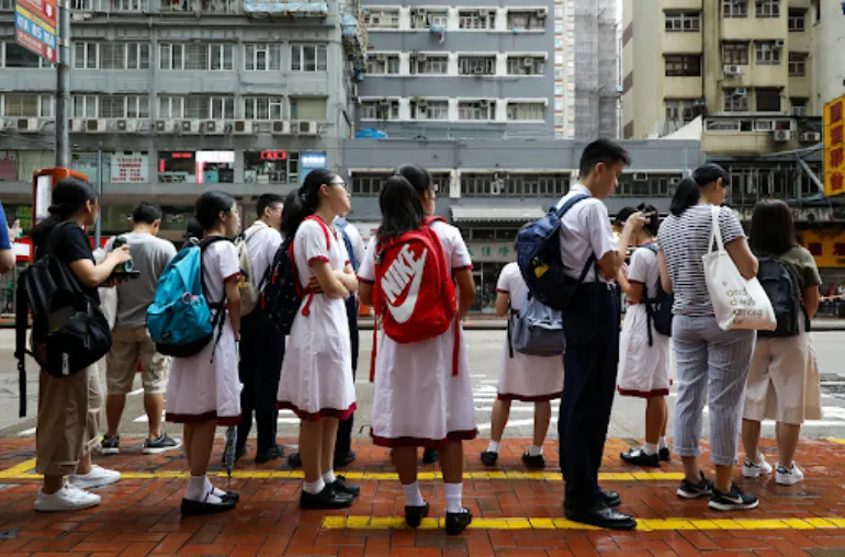 住“鴿子籠”，買國際學校債券：16萬中產“港漂”，值得麼？