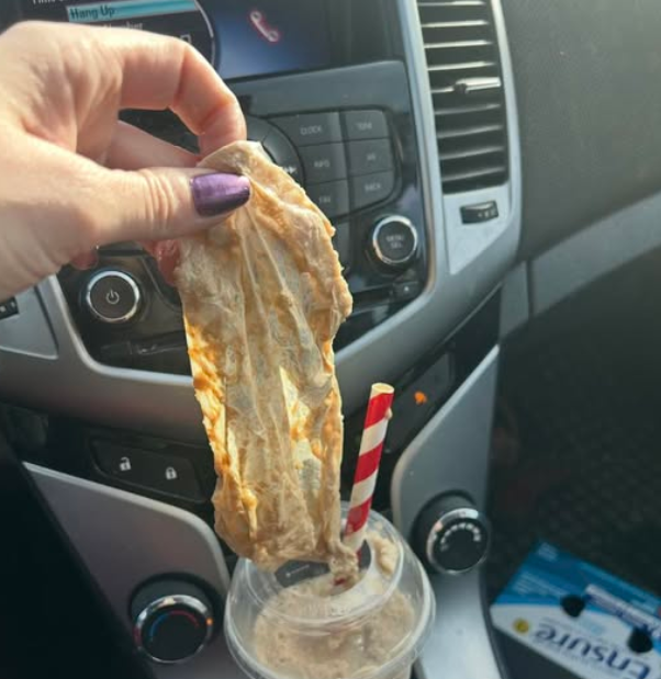 太噁心！妹子在TimHortons飲料裡喝到蠟紙，堪比破抹布！網友吐槽：員工絕對沒長眼睛！
