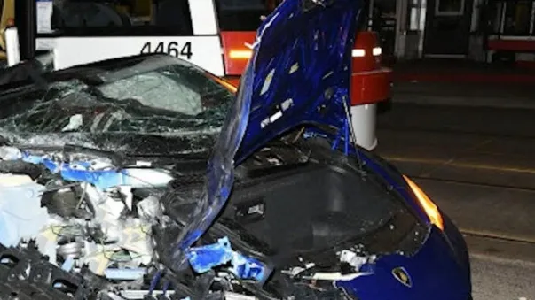 加拿大經紀開蘭博基尼帶妹裝X，結果車毀人傷！被索賠500萬….