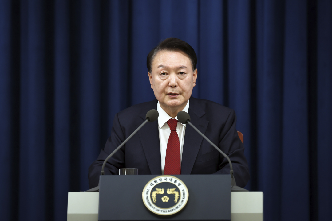 誰把尹錫悅逼到上演“戒嚴鬧劇”？兩個導火索，一個深層原因