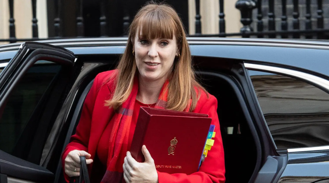 重要金主與工黨鬧翻，拿副首相開刀！經濟資料慘淡，英鎊下跌.黑石有望贏得英地產商競購戰