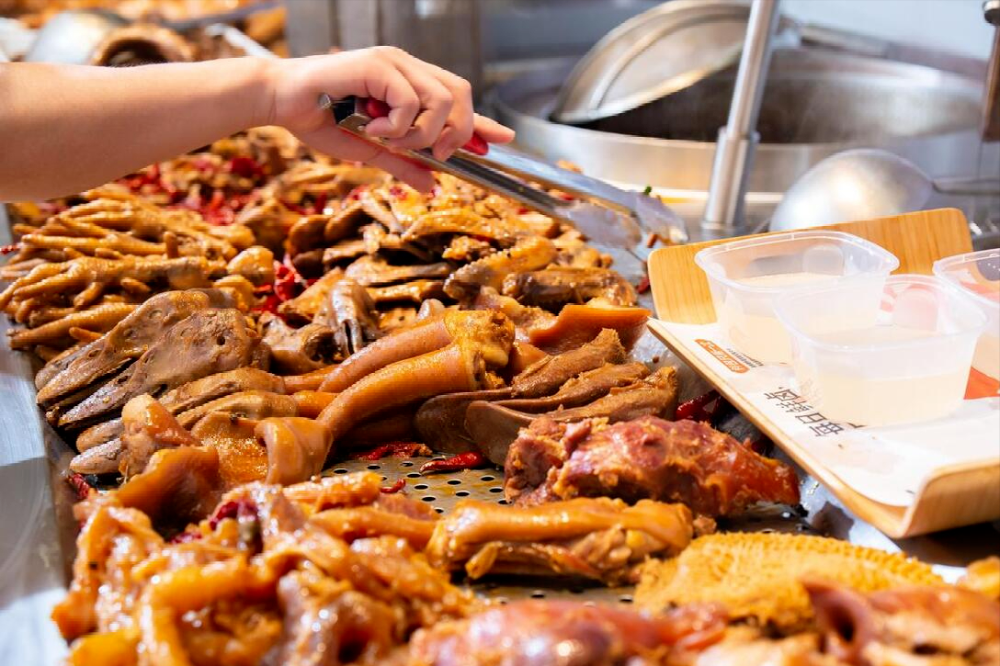 月入過萬，啃不起“零食愛馬仕”