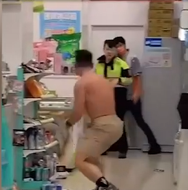 28歲肌肉男半裸鬧事、毆打警察！場面一度失控….