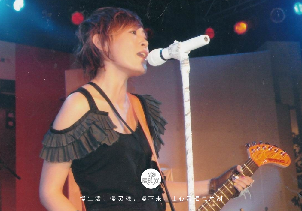23歲出道，39歲自殺，被當搖錢樹、家暴，誰毀了這個和那英齊名的女歌手？