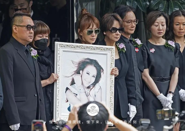 李玟出殯，富豪丈夫現身殯儀館，被圍堵罵“渣男，害死Coco”：他冤嗎？