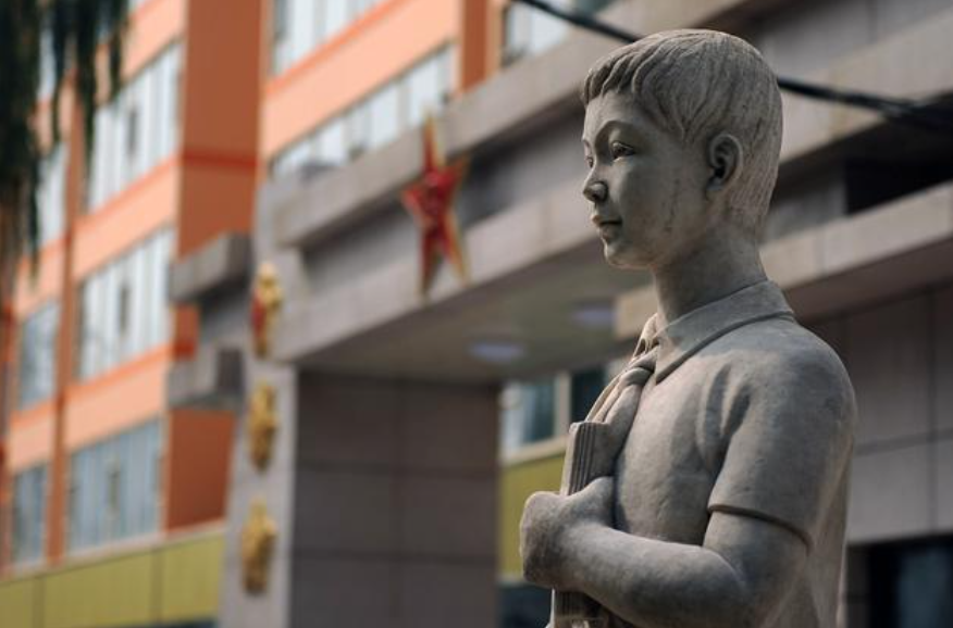 15歲救火犧牲的賴寧，犧牲30多年後，雕像被拆除，教科書刪除事蹟，照片被學校摘下