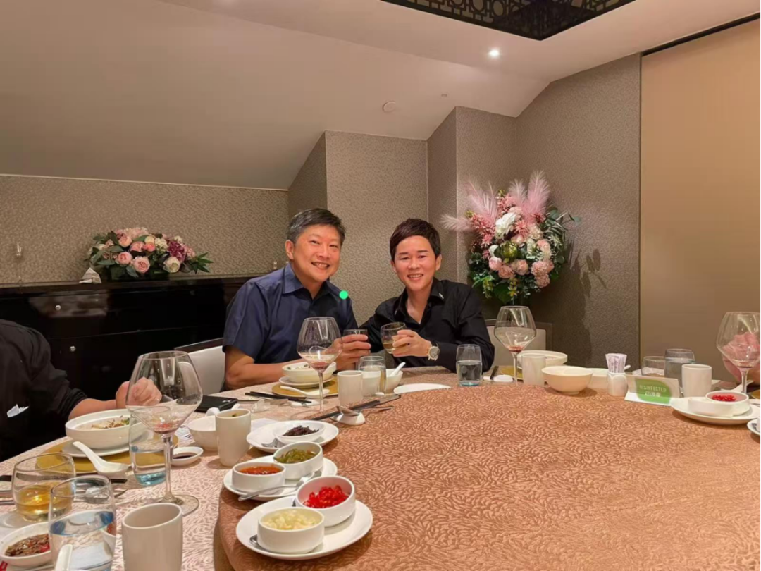 30億新元洗錢案大佬，與新加坡三位部長聚餐合影流出