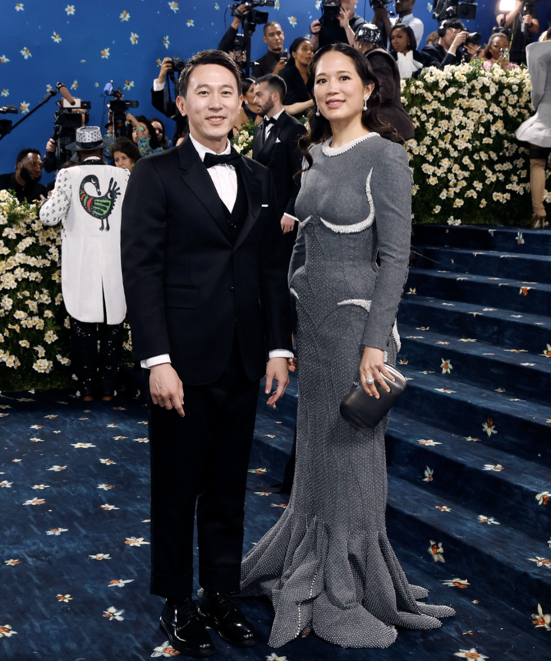 “川普朋友圈唯一受邀者”，周受資攜妻子亮相MetGala紅毯再成焦點