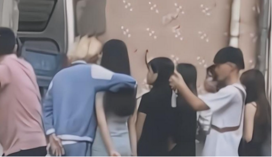 “初二女兒迷上黃毛，穿黑絲半夜翻牆跑了，咋辦啊？”
