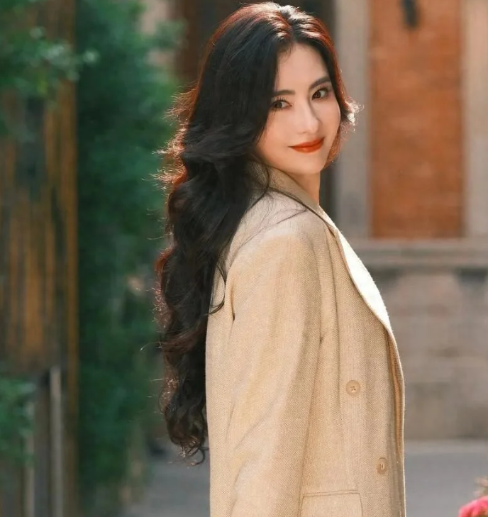 太美！44歲張柏芝曬遊園美圖，高貴溫柔氣質動人！出道二十年美貌依舊