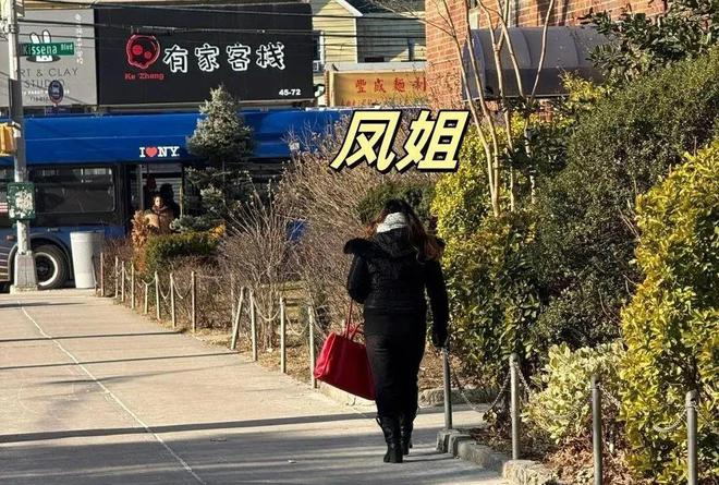 39歲鳳姐近況曝光，住在華人街旅館每天十幾塊錢，房東還包她吃喝