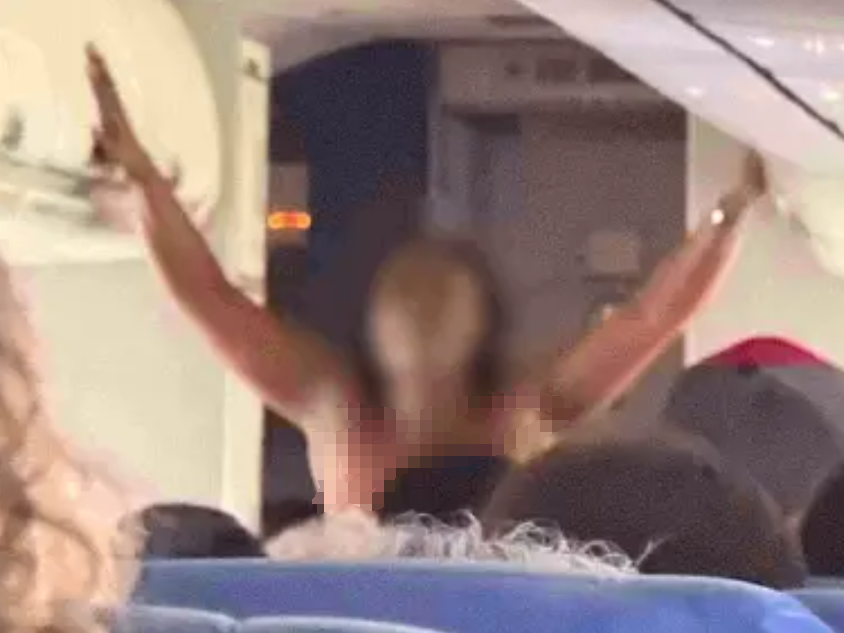 離譜！飛機上一女子當眾脫光，裸奔25分鐘，乘客驚呆