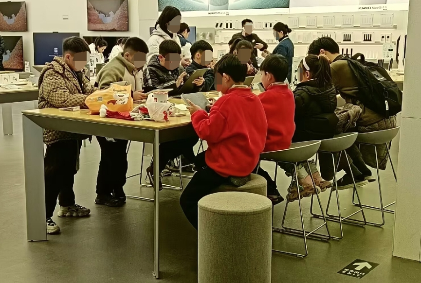 玩不了遊戲的小學生，把商場手機店變成了他們的“包機房”