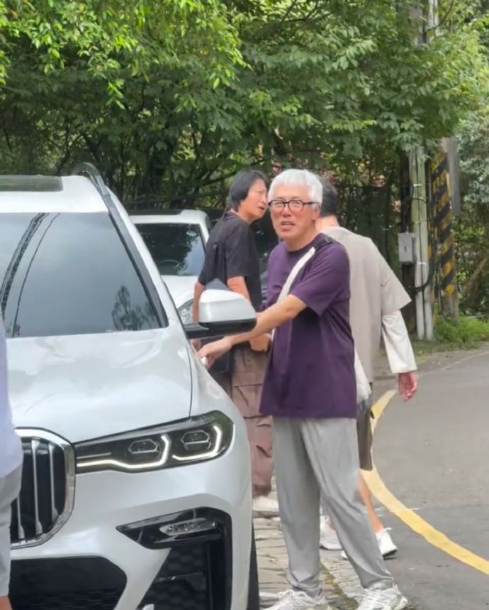 58歲歌手張宇生病後首次露面，滿頭銀髮身形消瘦，此前妻子曾交代後事