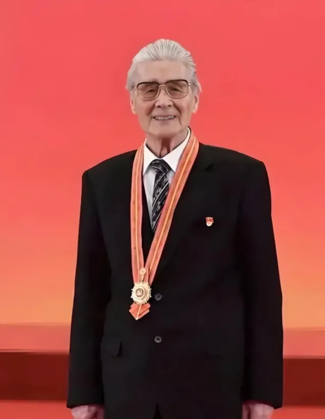 藍天野：白天當演員，晚上是間諜，隱姓埋名75年，94歲被授勳，屬於“姜子牙”傳奇一生