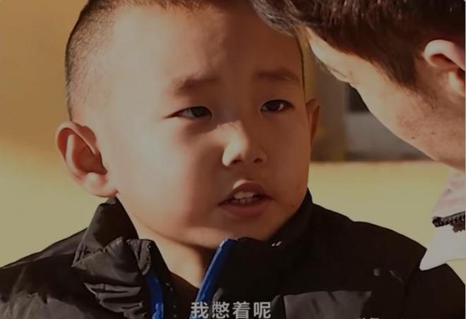 媽媽跑了，爸爸坐牢了，爺爺去世了，那個“憋著不哭“的男孩，看哭了無數的中國人！
