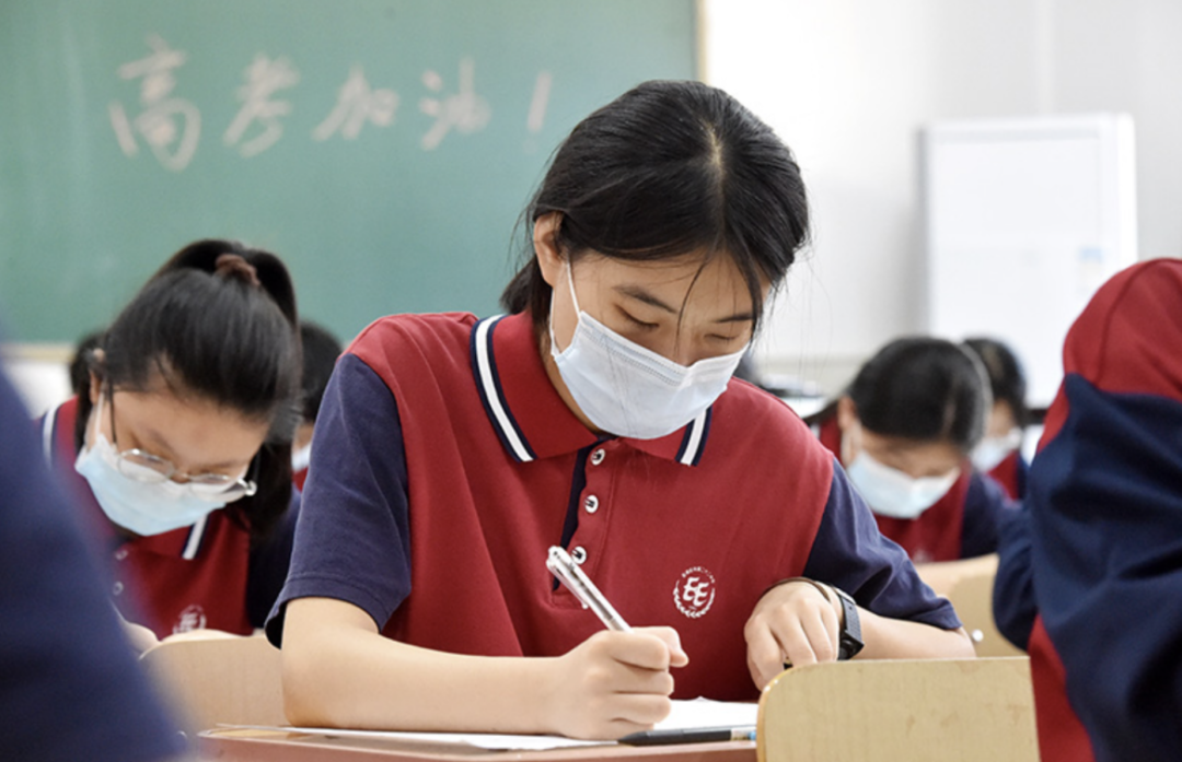女狀元被父親偷改志願錯失北大，逃往國外20年拒絕回家，如今她怎樣了？