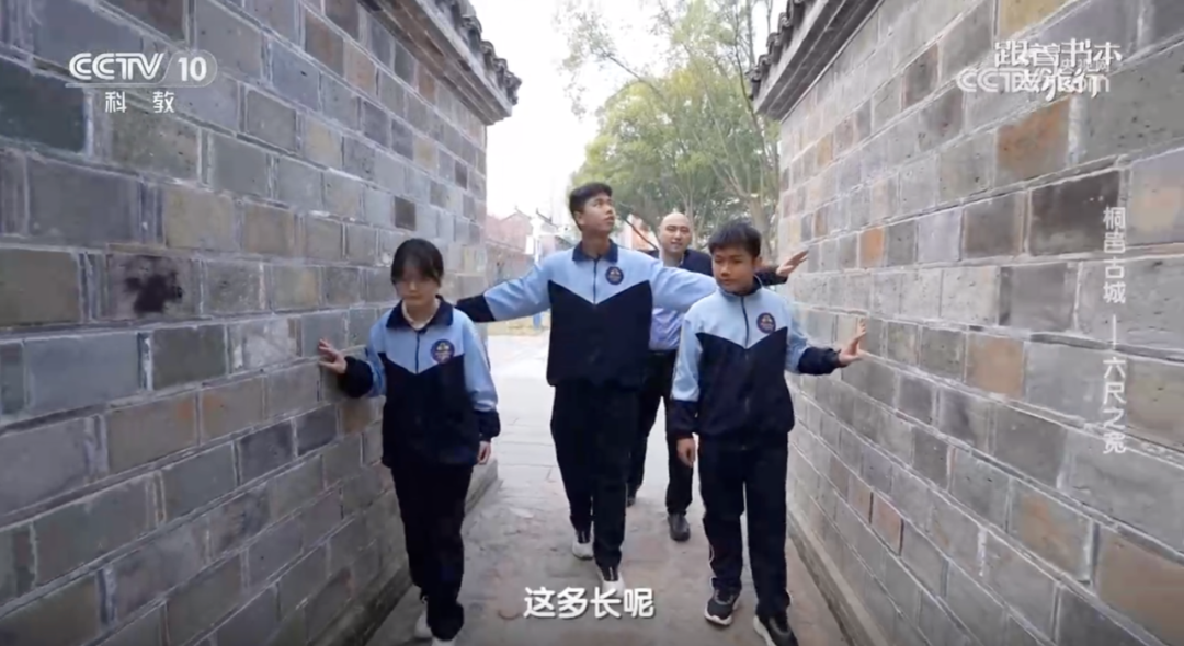 在中央電視臺科教頻道《跟著書本去旅行》講家鄉六尺巷、講母校桐城中學